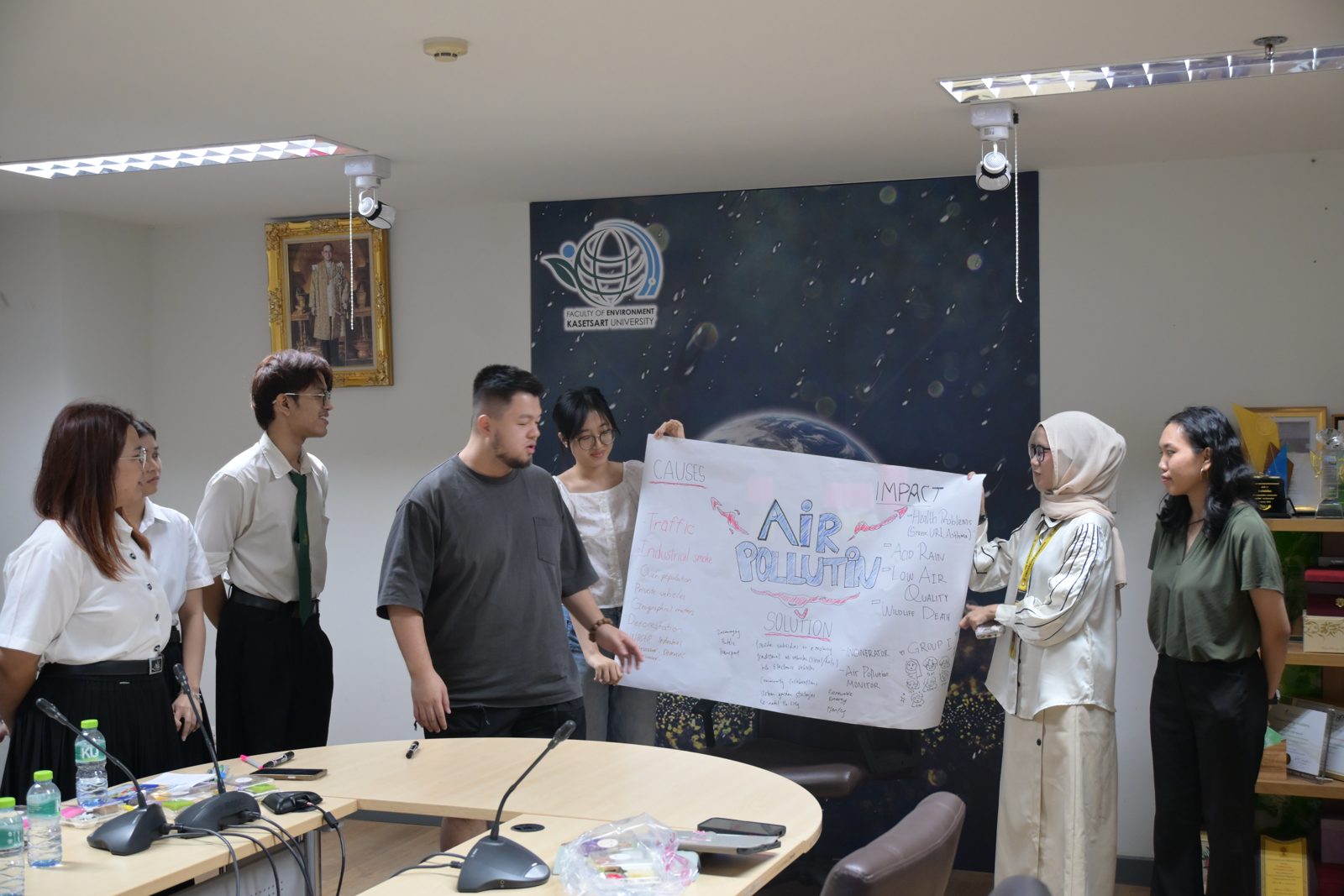 Students present a design canvas on air pollution in the Faculty of Environment.